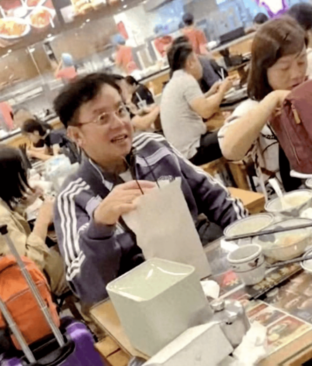 原创            75岁谭咏麟现身茶餐厅吃饭，53岁女友也在保养得宜，两人育有一子