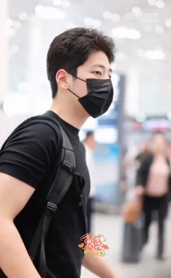 郭涛儿子现身机场 18岁石头个子高身形魁梧