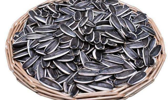 瓜子是肿瘤的“加速器”？医生忠告：这3种瓜子，再馋也别买