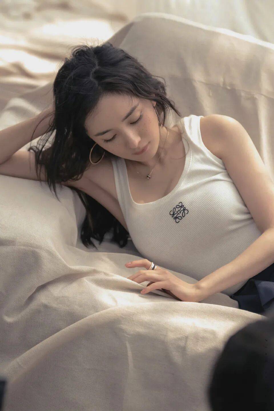 杨幂，居家慵懒氛围感写真