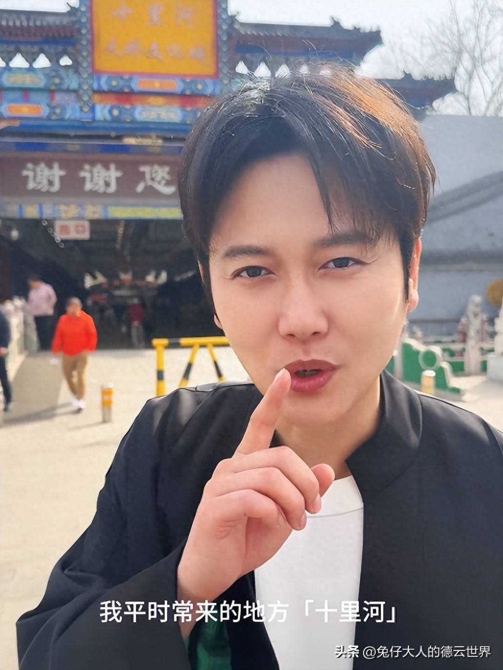 德云社孟鹤堂逛文玩街，花4000买一对核桃，孟鹤堂：真贵，心疼