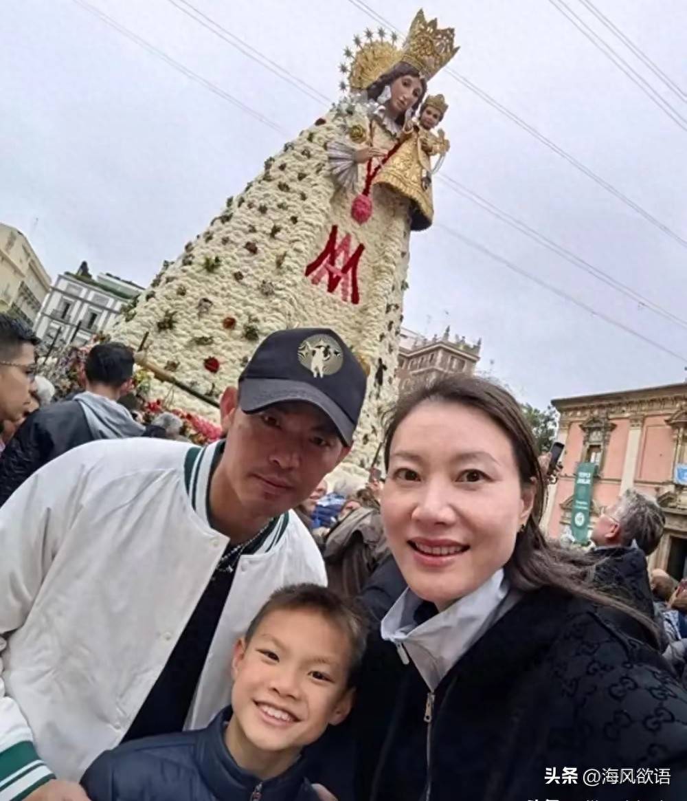 原创            林丹谢杏芳西班牙团聚零互动，儿子却越长越像“迷你版林丹”