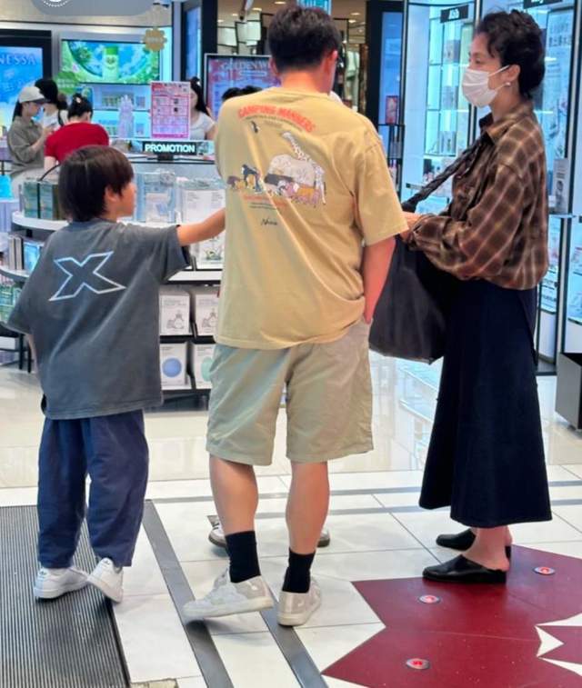 原创            53岁黄磊国庆和家人香港度假，瘦了背影看着像35，孙莉发型好老气