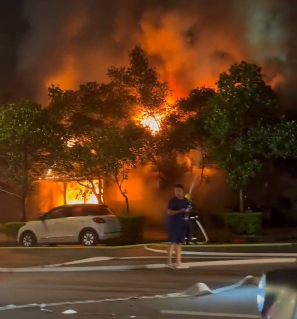 云南芒市珠宝小镇一烧烤摊发生火灾，无人员伤亡