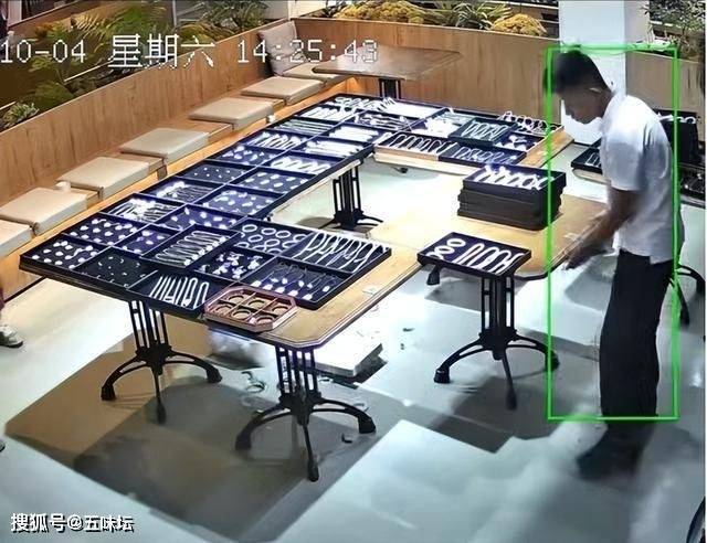 苏州玉器店员工失手损百万手镯，老板免赔称共同成长