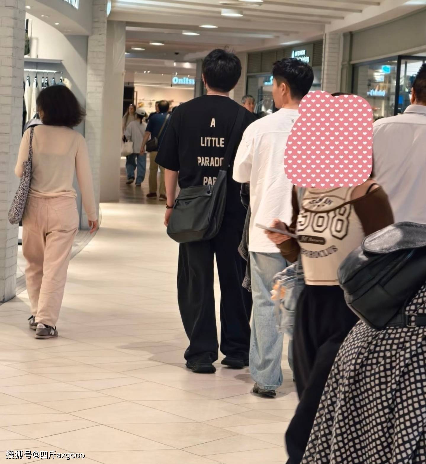 原创            国庆节多位明星国外度假，歌手毛不易现身日本，演员黄渤去西班牙