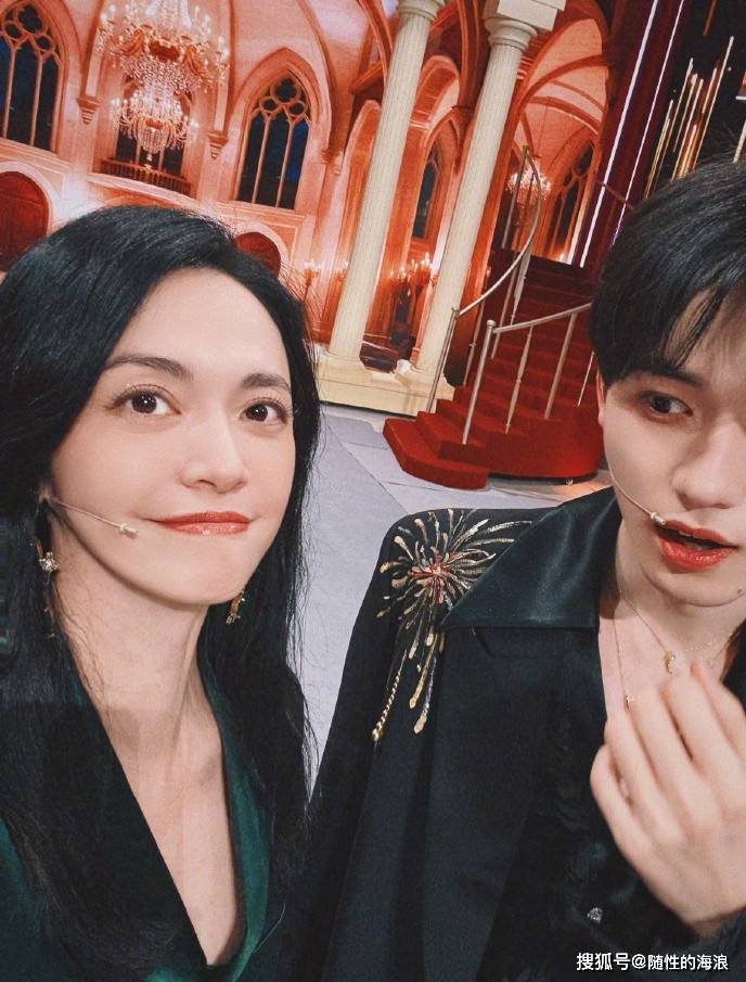 姚晨晒了与宋亚轩的合照，真是梦幻联动呀！