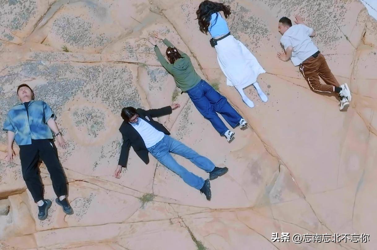 原创            第一个在真人秀节目，躺在地上晒背的女艺人，她不怕晒黑更不怕脏