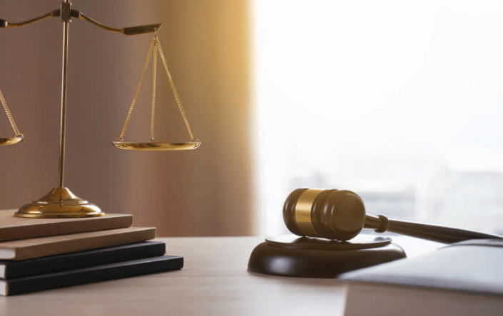 老人骑车被小区内踢出的足球撞倒后死亡，家属起诉踢球人、借车人及物业索赔72万元