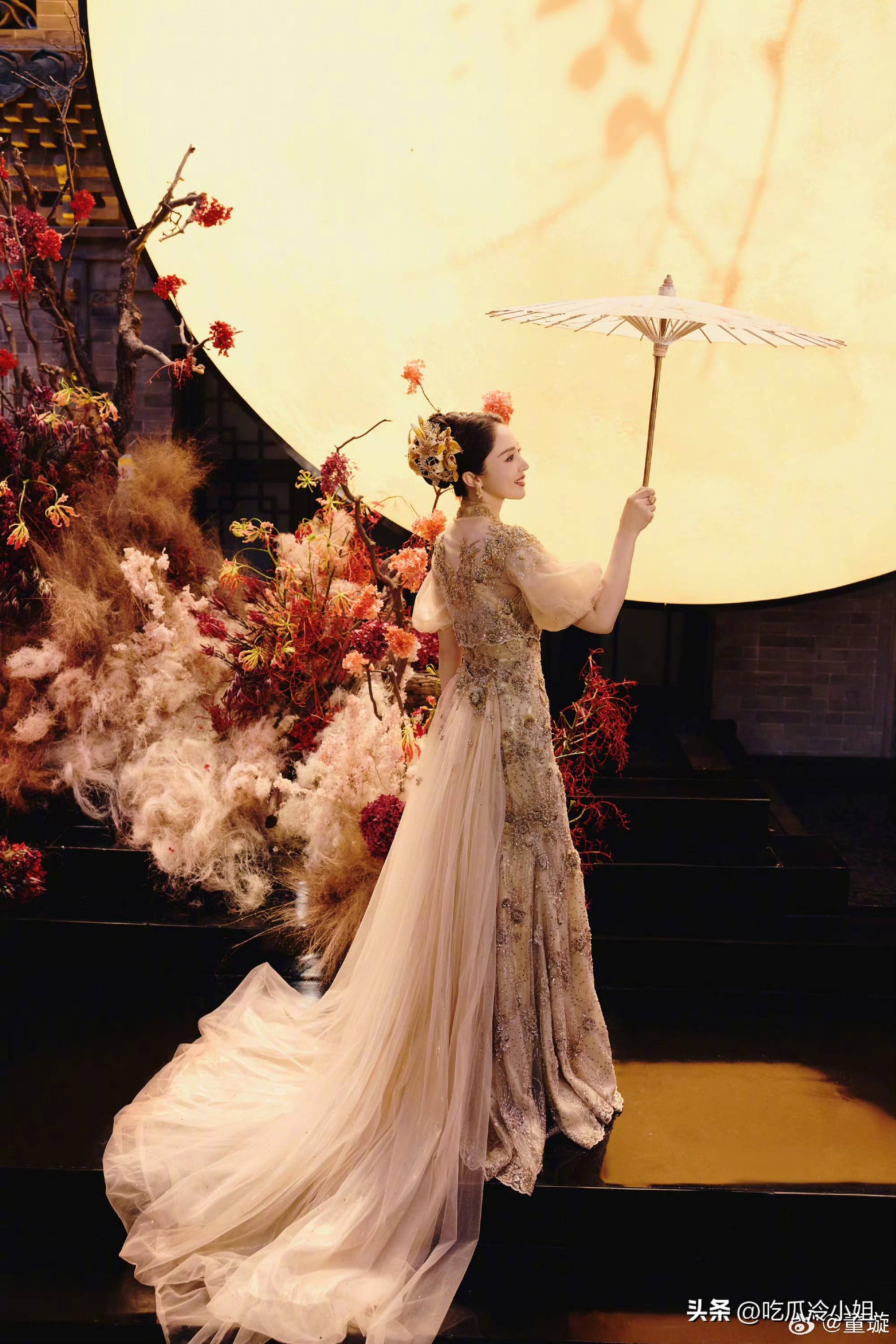 董璇和老公张维伊婚纱照！郎才女貌好甜蜜啊，不输上一段！祝福！