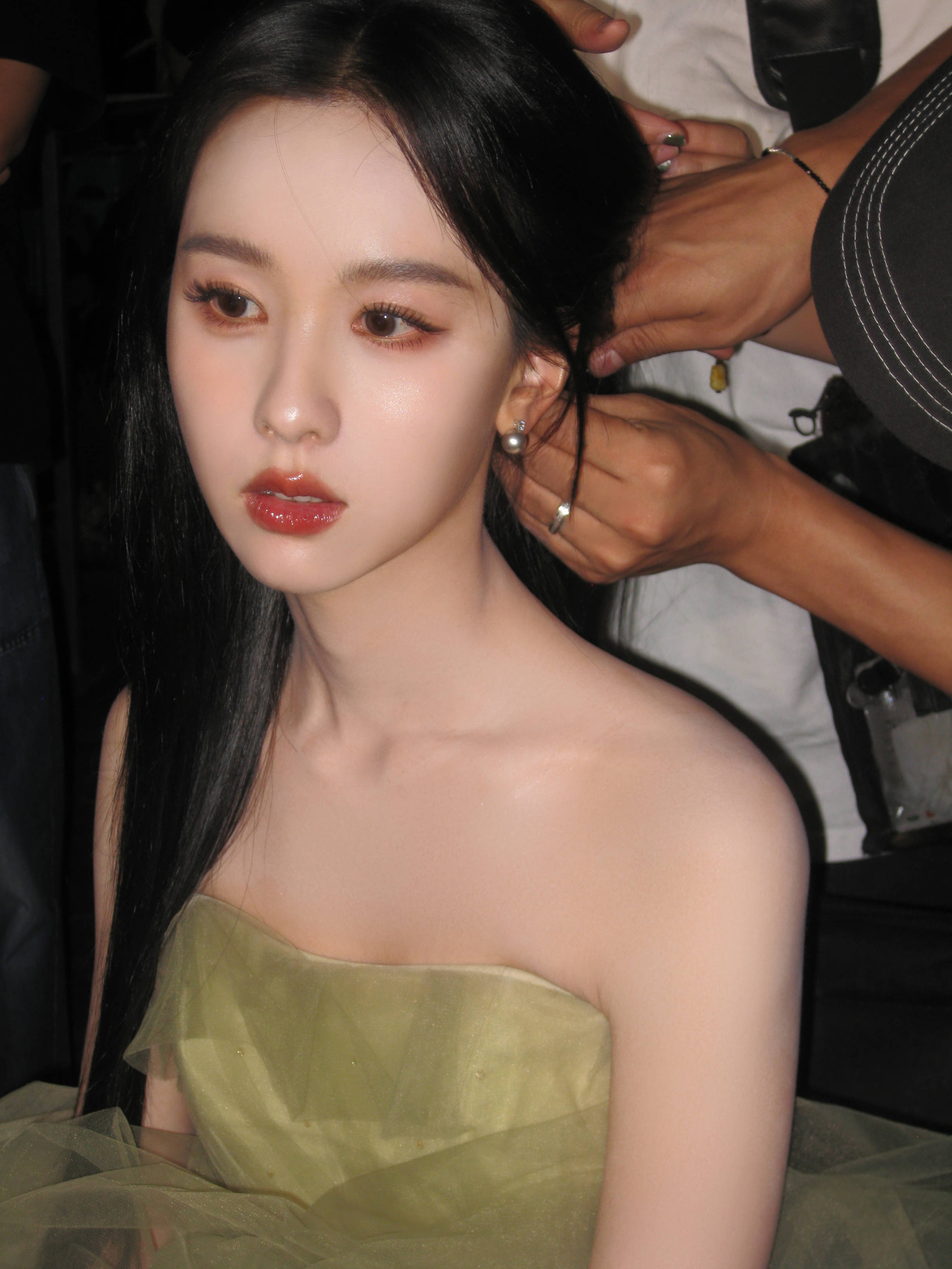 陈都灵穿绿色抹胸纱裙仙气飘飘 手提裙摆娇俏可爱