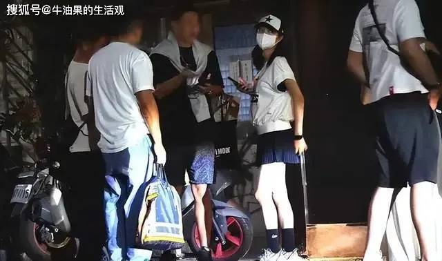 原创            44岁安以轩素颜照片曝光，生图老到不敢认，独自带娃的她很憔悴