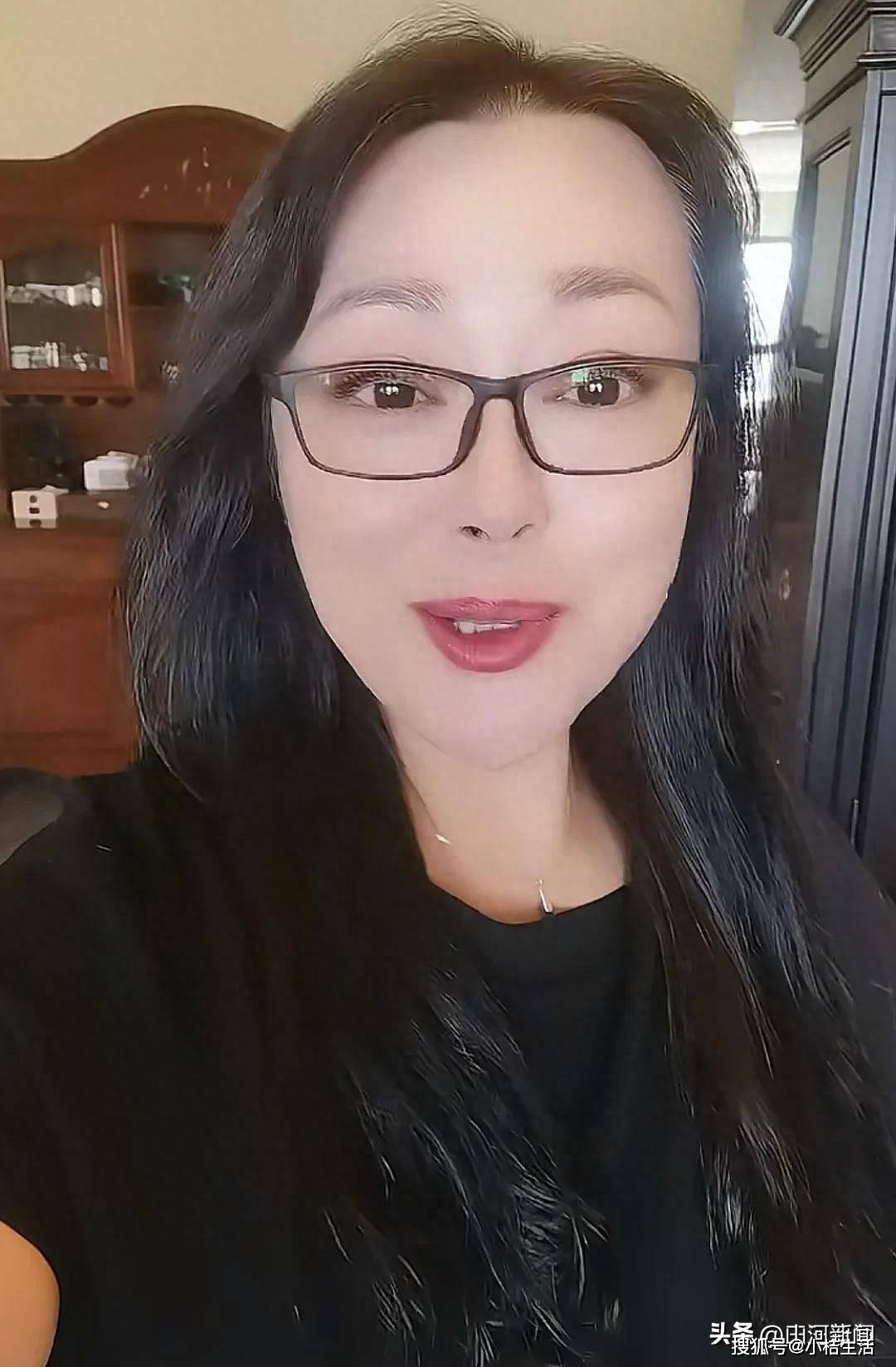 原创            54岁李菁菁瘦身成功，已经吃素好多年了，高秀敏女儿是她的恩人