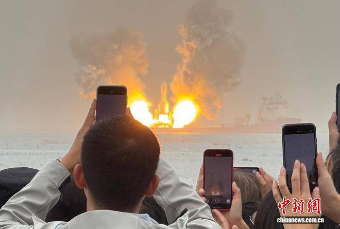 （神州写真）万名游客海上“追火箭” 航天游成中国文旅新热点