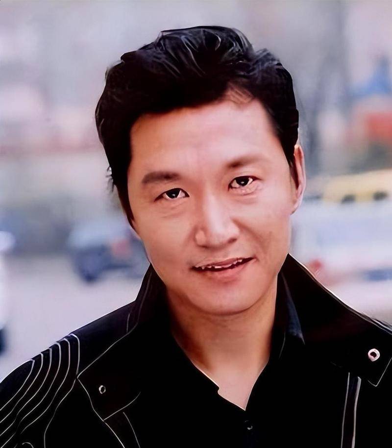 半个老爸:赵燕国彰出演逃跑的歌手