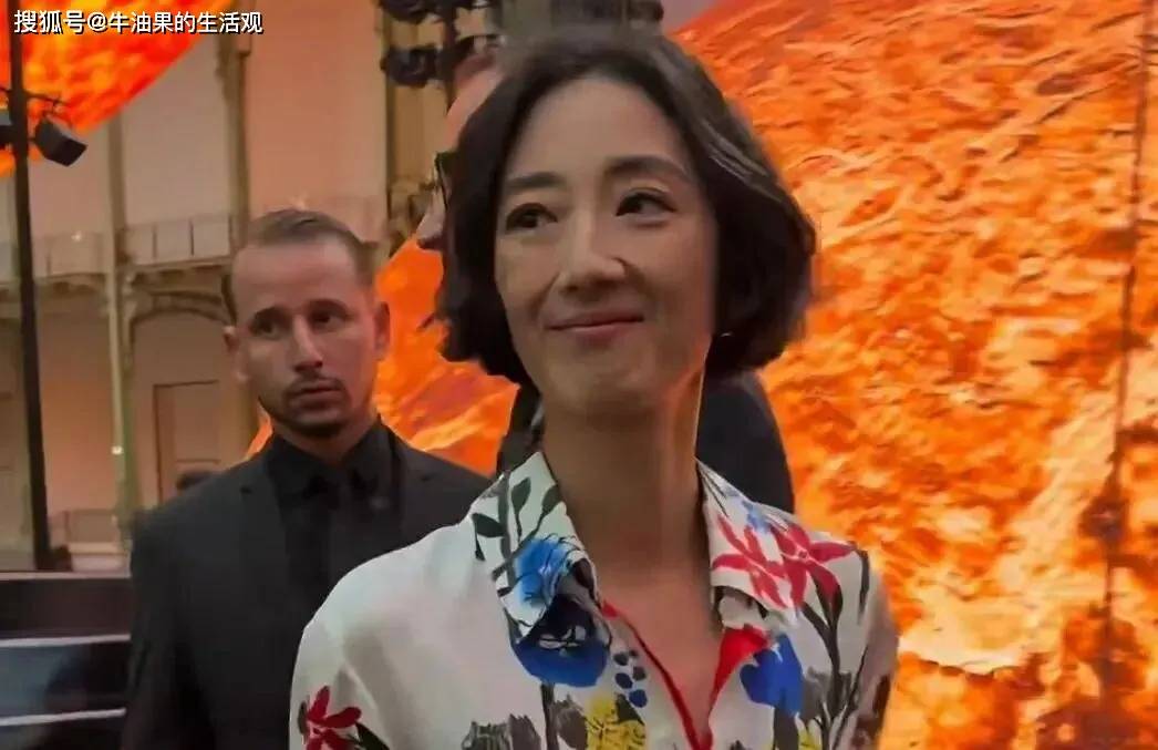 原创            41岁桂纶镁巴黎时装周瘦脱相，文艺女神形象不再，中年状态引热议