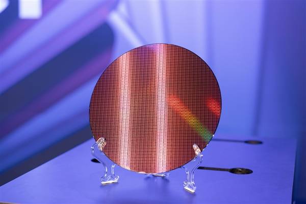 Intel 18A晶圆、芯片现场展示：妥妥的艺术品！