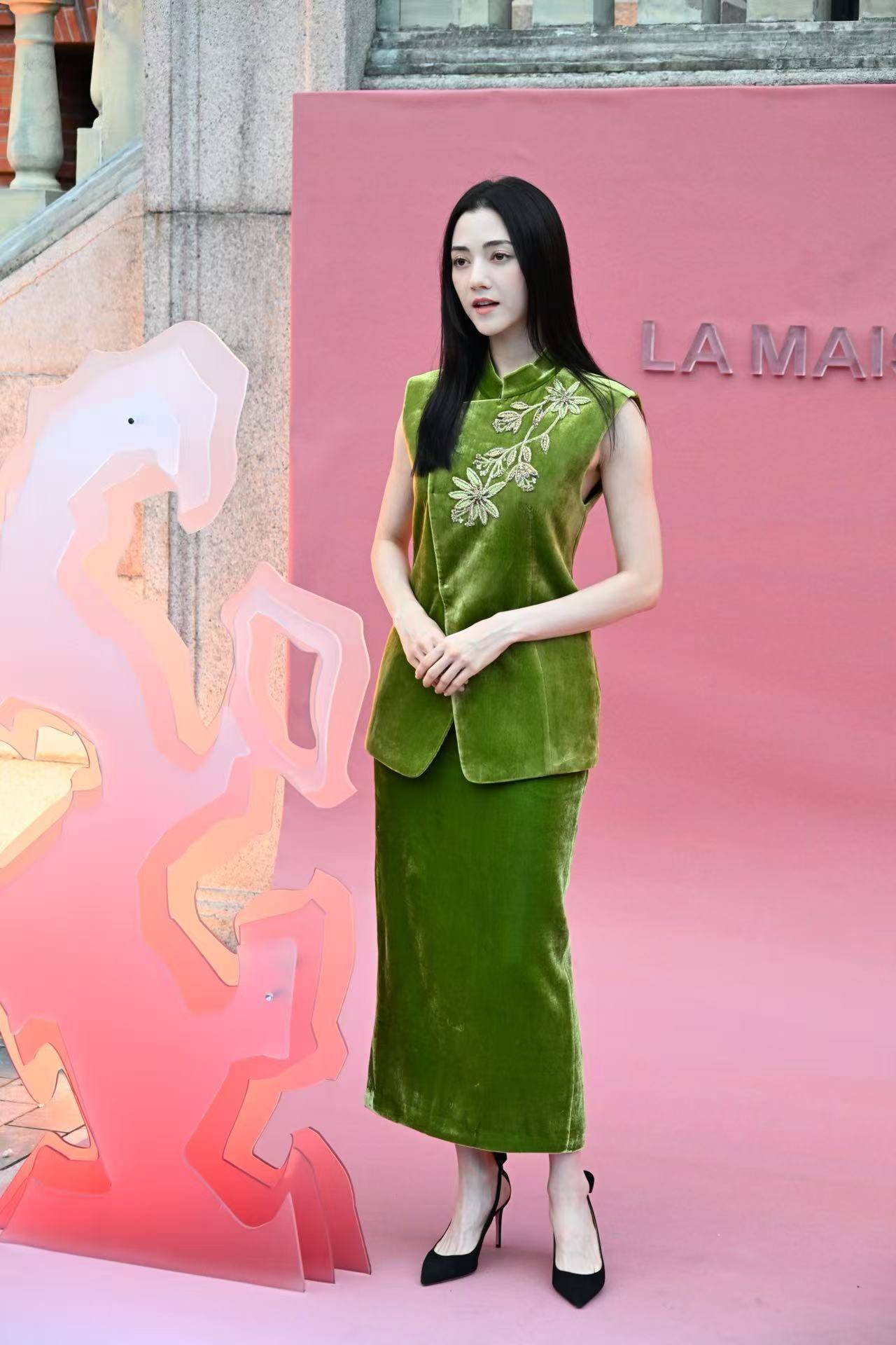 娜然出席品牌活动 穿新中式礼服身材较好