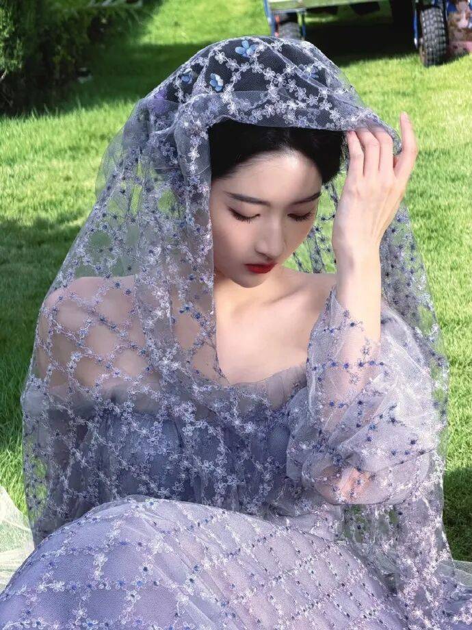 原创            王玉雯穿抹胸衣裙露事业线！魔鬼身材性感撩人被赞花仙子