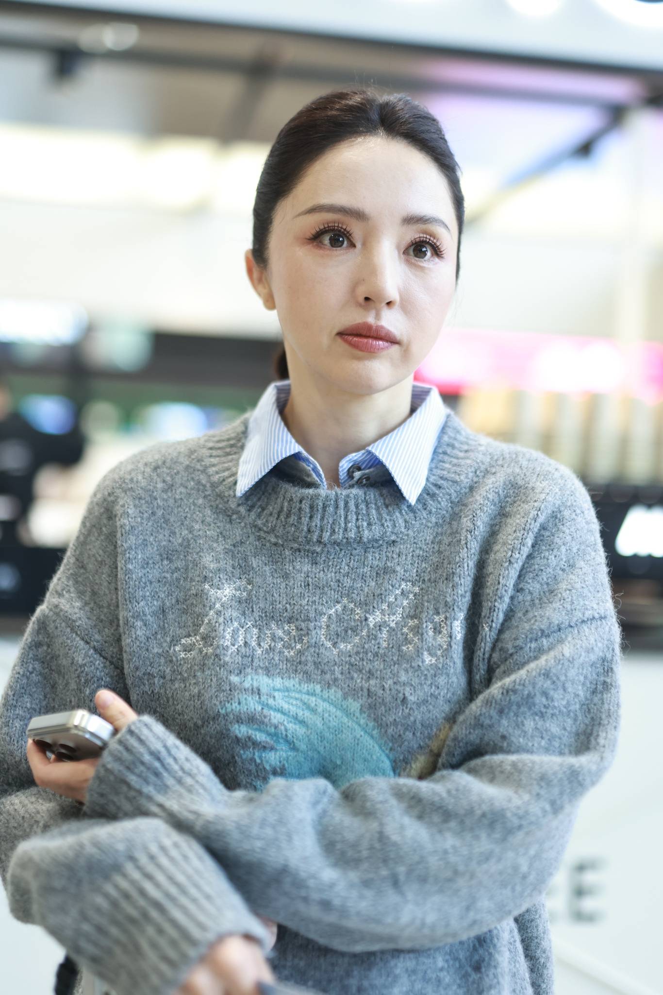 董璇现身上海虹桥机场 妆容精致尽显知性美