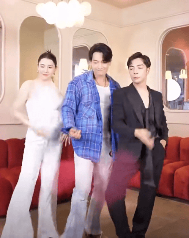 次元壁破了！Rain与带货主播一起跳刀马舞