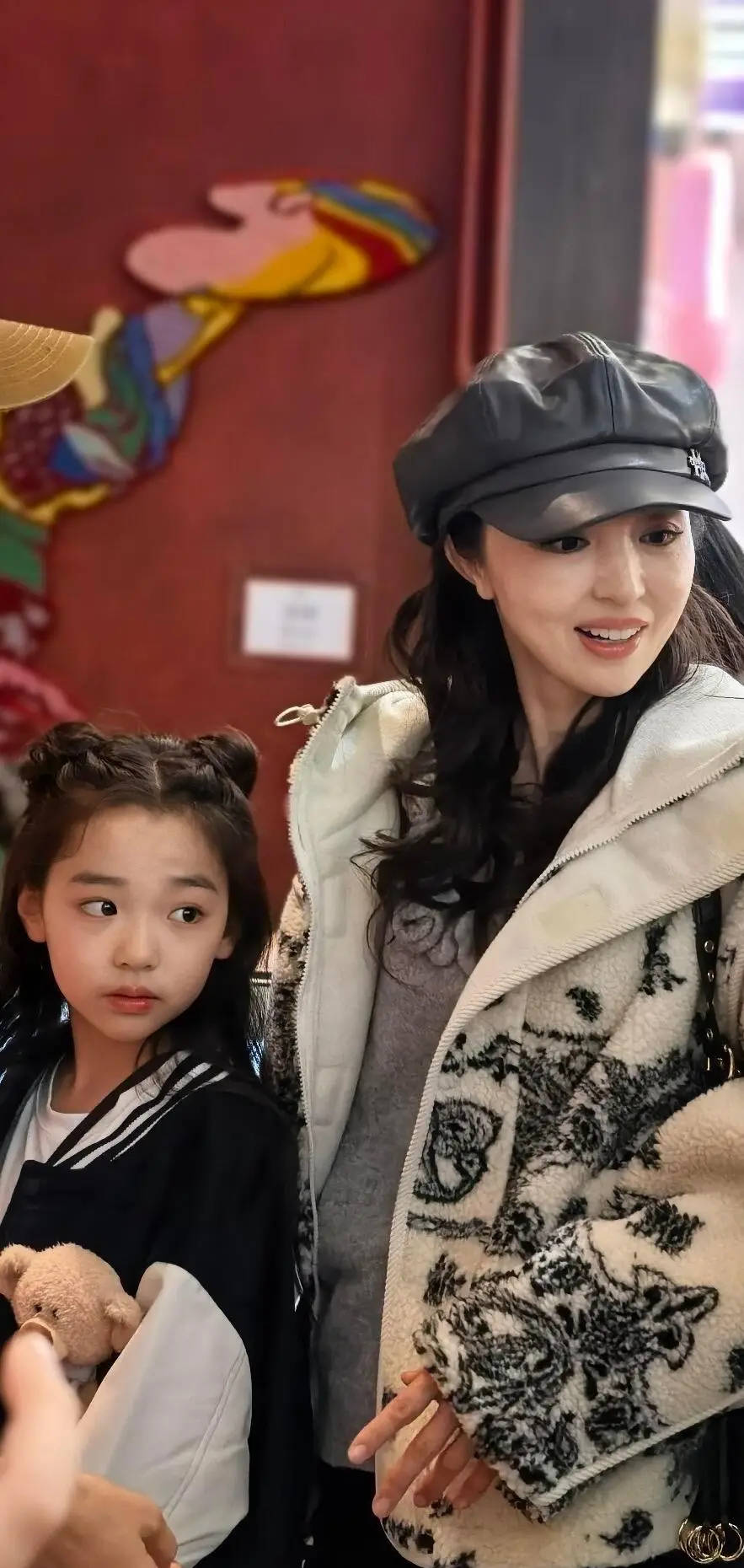 董璇逛街被偶遇！腹部微隆且走路姿态小心被指“孕味明显”