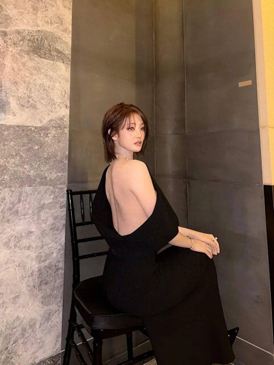 知名女团爱豆派对装扮引争议，韩网友怒批：内裤都露出来了