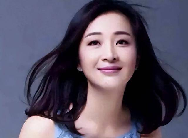 原创            她当年抛弃张嘉益，如今对方名利双收、身价过亿，她后悔了吗？