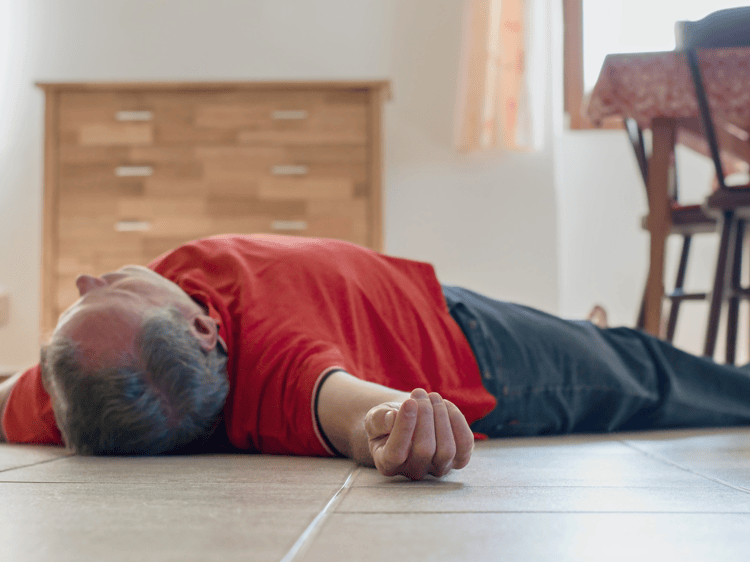 原创            医生提醒：高血压不想脑出血，这4种水尽量少碰，再好喝也要忍住