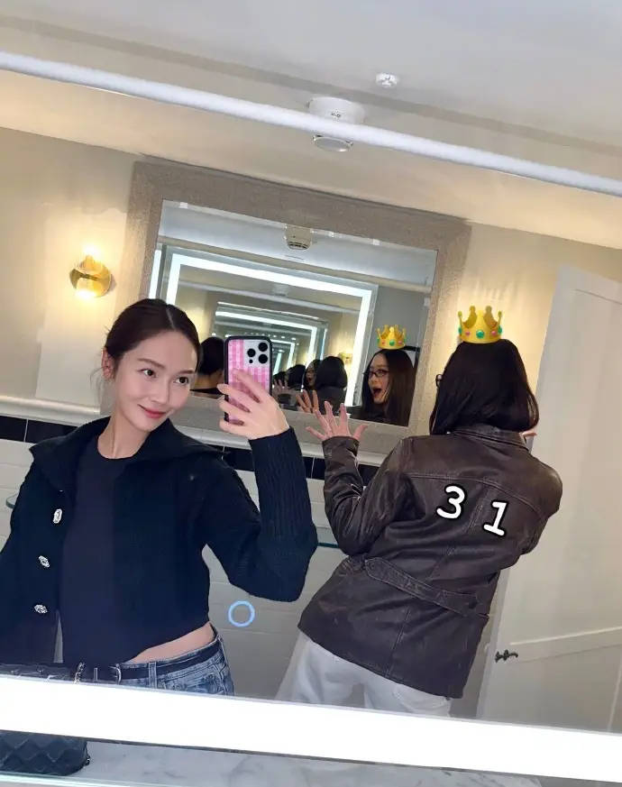 郑秀妍郑秀晶手牵手照片释出 姐妹俩漫步街头气质超好