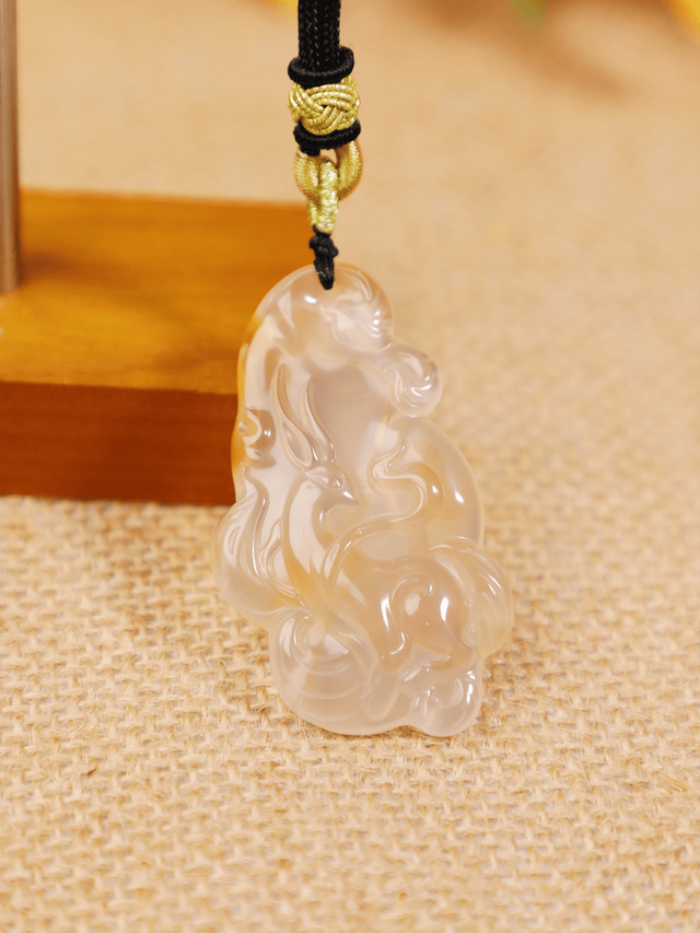 易氏珠宝山海经系列灵宝，冰种玛瑙巧雕九尾狐，灵性充沛