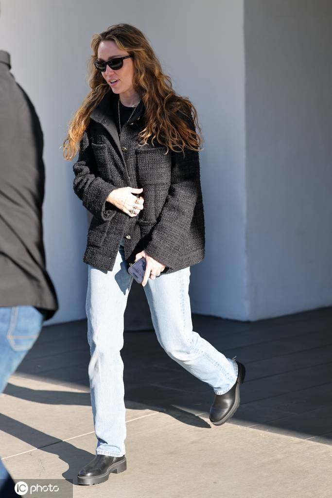麦莉·赛勒斯休闲出街 牛仔装扮随性有型