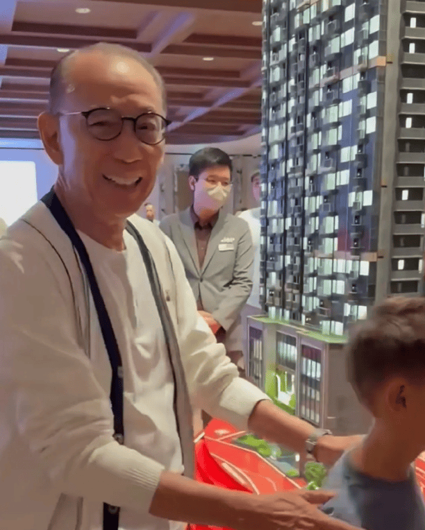 英皇老板杨受成带大儿子一家看房，很疼混血孙子 陆小曼对继子冷淡！