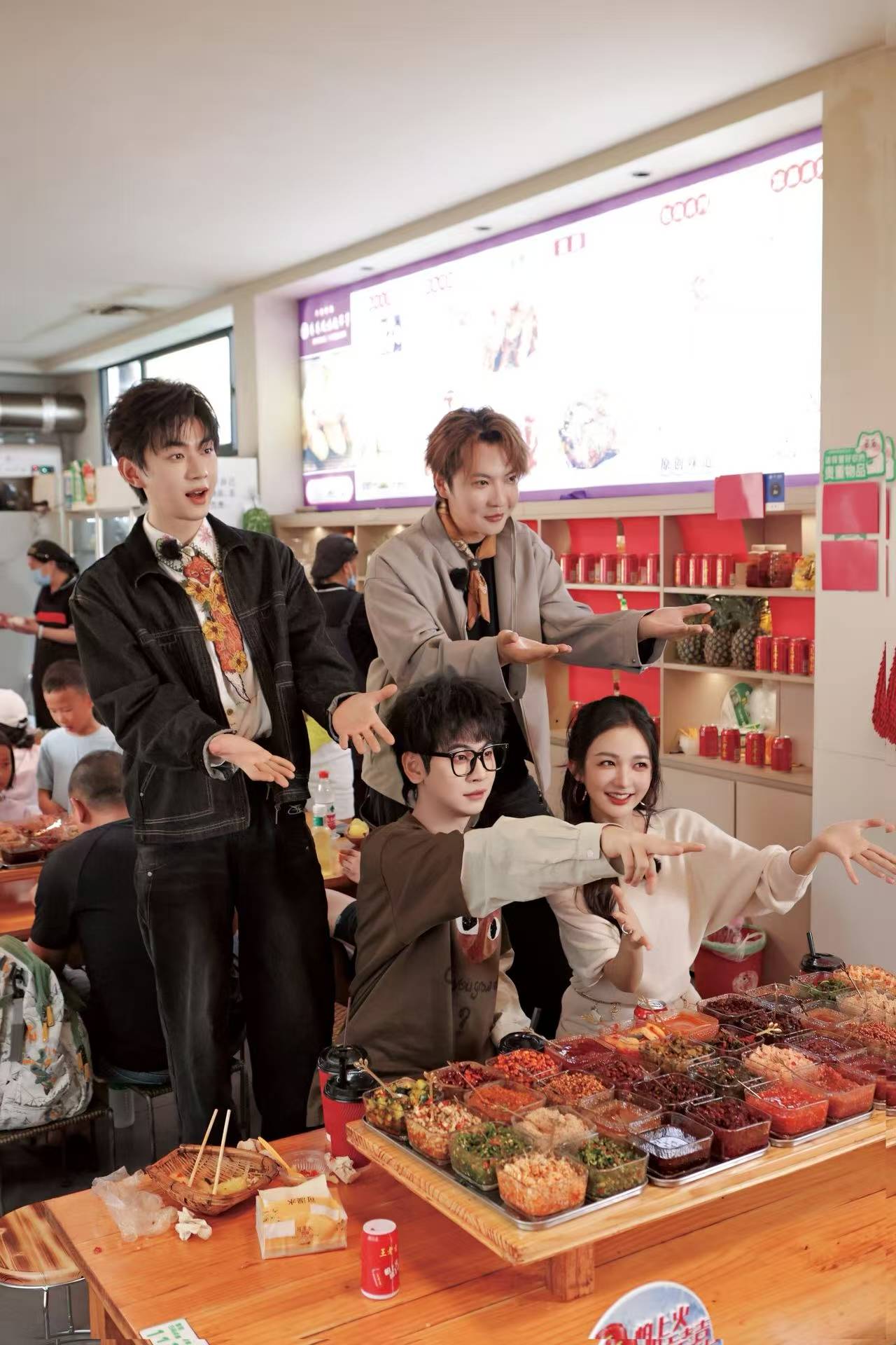 《这里很好吃》：浏阳烟火未散，曲靖独菜携非遗美味上新