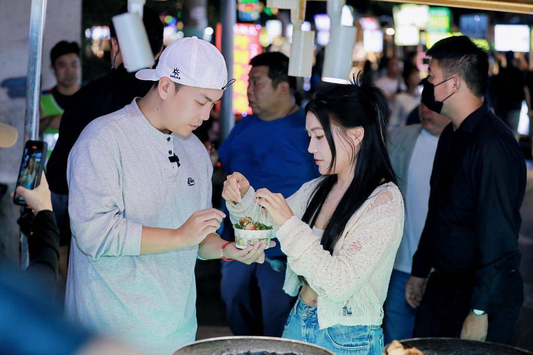 庄心妍首次成都大型个唱：喜欢成都歌迷“打直球”的方式