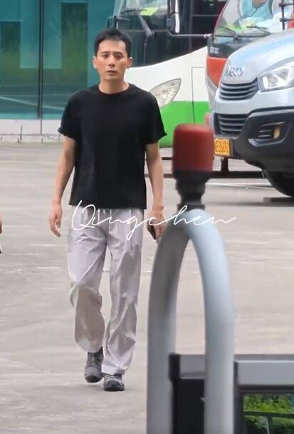 47岁刘烨身穿休闲装活力十足 跟粉丝打招呼笑容满面