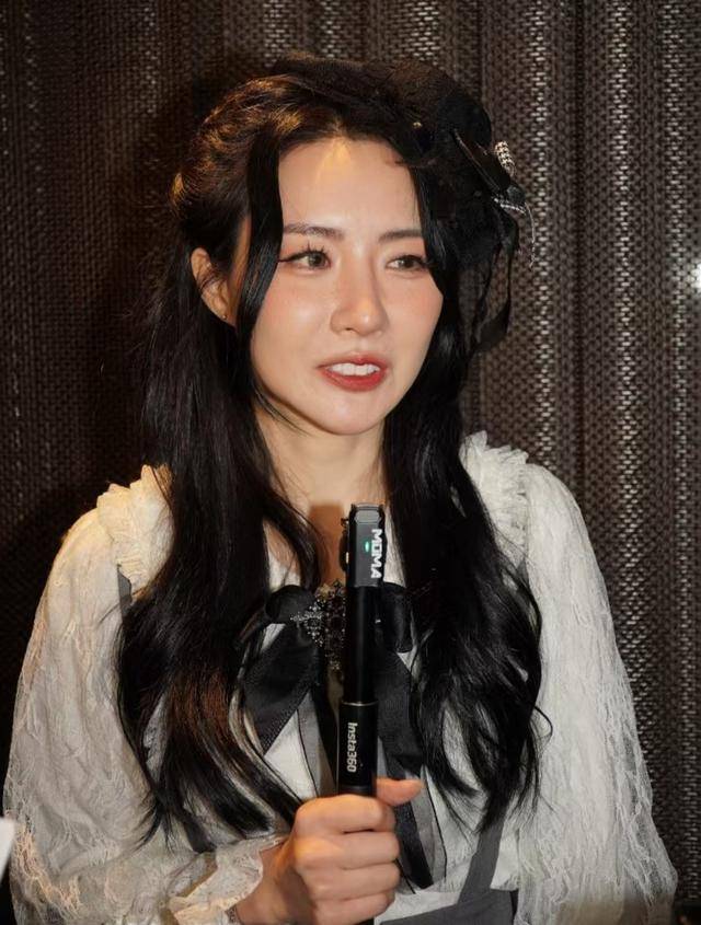 不顺！前TVB女歌手今工作量大减暂以商演为主，感情生活也曲折