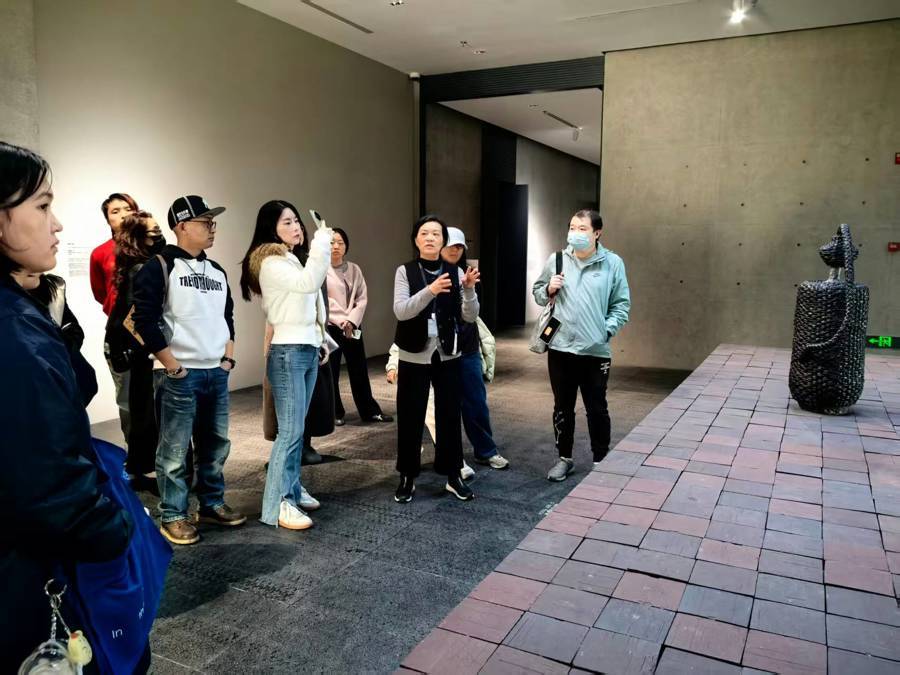 在金黄的稻田边，去嘉源海美术馆采撷艺术之蜜