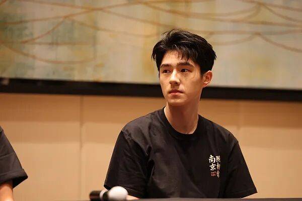 演员刘昊然在《人民日报》发文