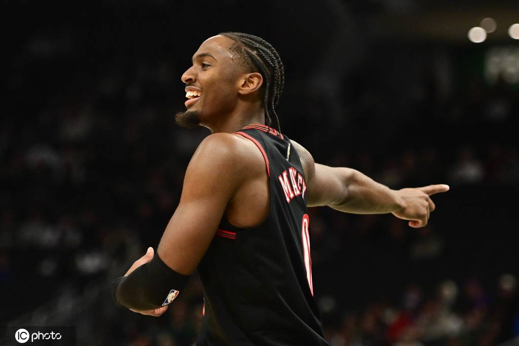 马克西狂砍54分罗林斯32+14 76人加时胜雄鹿