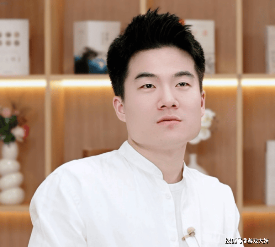 网红董宇辉手写一段话，网友纷纷模仿他的字体，专家直言不算书法