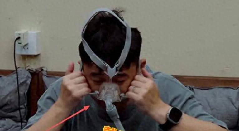 看人下菜碟、把女儿当赚钱工具的黄磊，在55岁身体亮了“红灯”