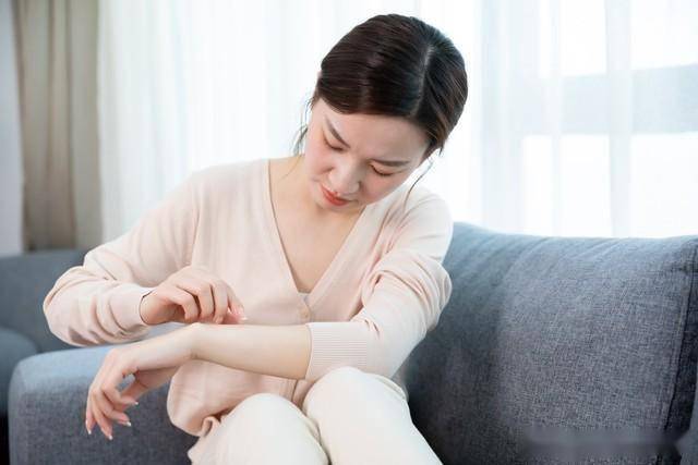 皮肤痒到抓出血？八百年经典方教你：从根上润燥止痒，告别反复挠