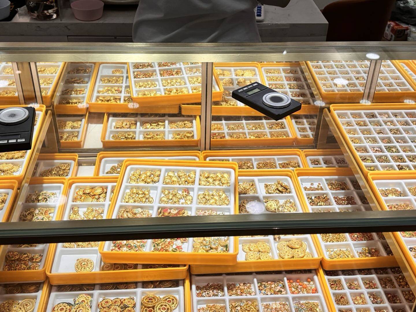 不同材质珠宝批发渠道怎么选？珠宝批发必逛源头市场分类