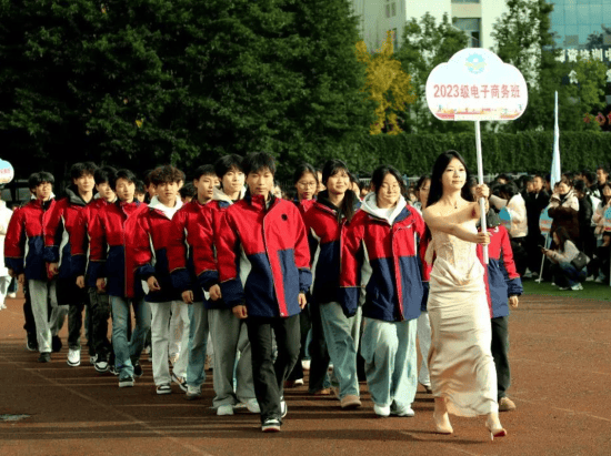 红叶映青春运动展风采 巫山职业教育中心开展体育艺术节