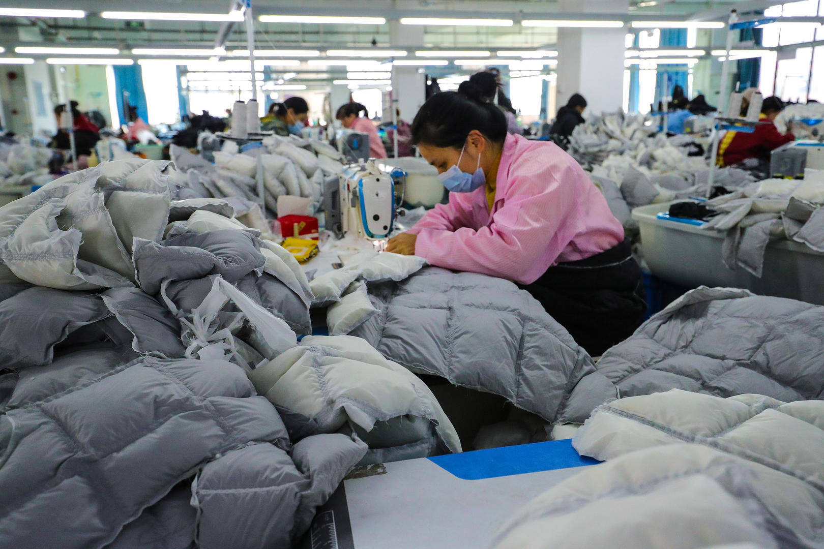 羽绒服涨价与猪肉降价有关？经济学家：有一定合理性！行业协会：“白鸭绒一吨17万元涨到58万元”或引起误读