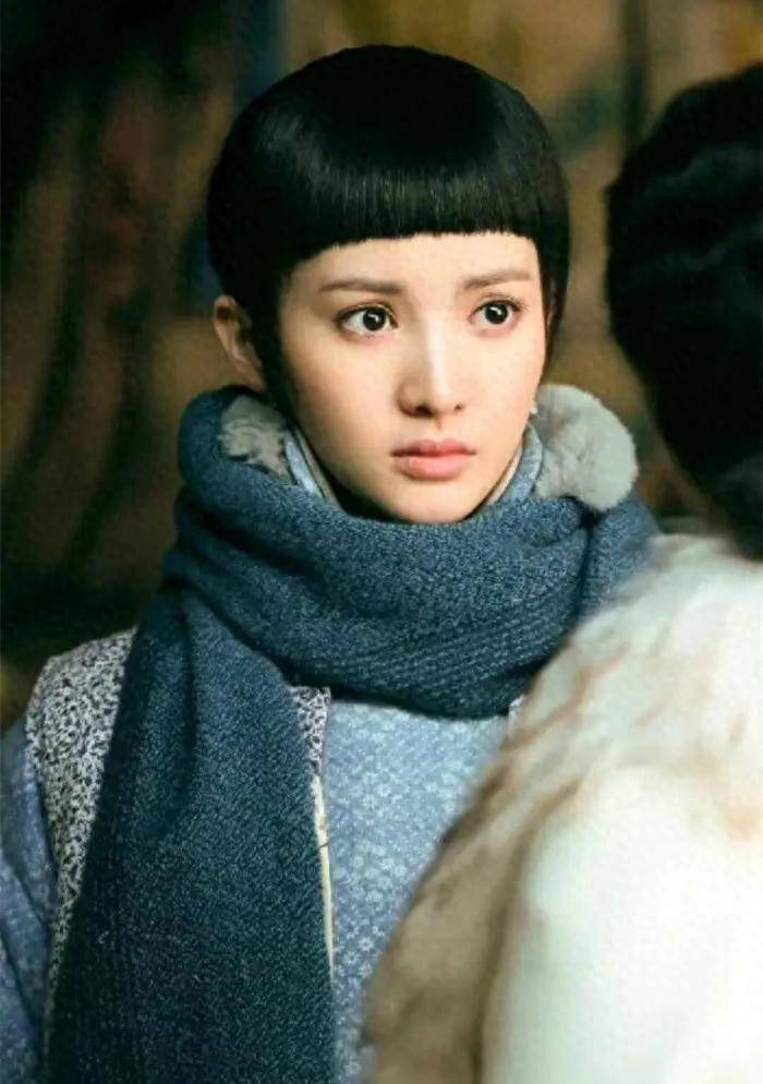 原创            早期“金晨”清纯可爱，如今整容后，嘴巴变歪，鼻子尖得可以戳人