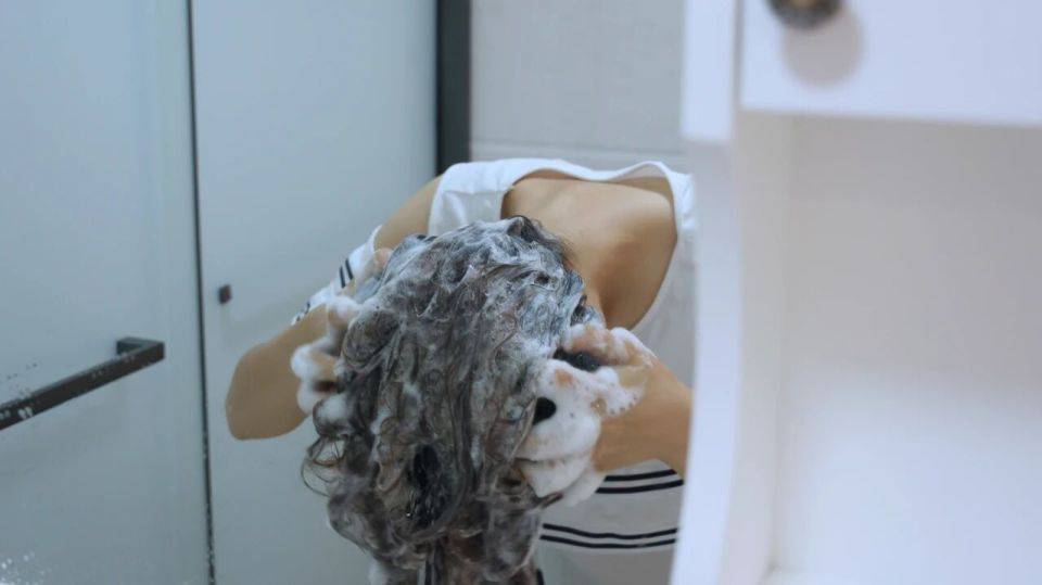 日常洗头可大有讲究，操作不当小心早早“脱发”，这5点可得上心
