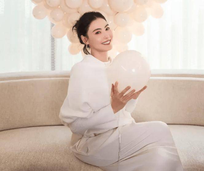 10年前被公开封杀的她，靠什么逆天改命？