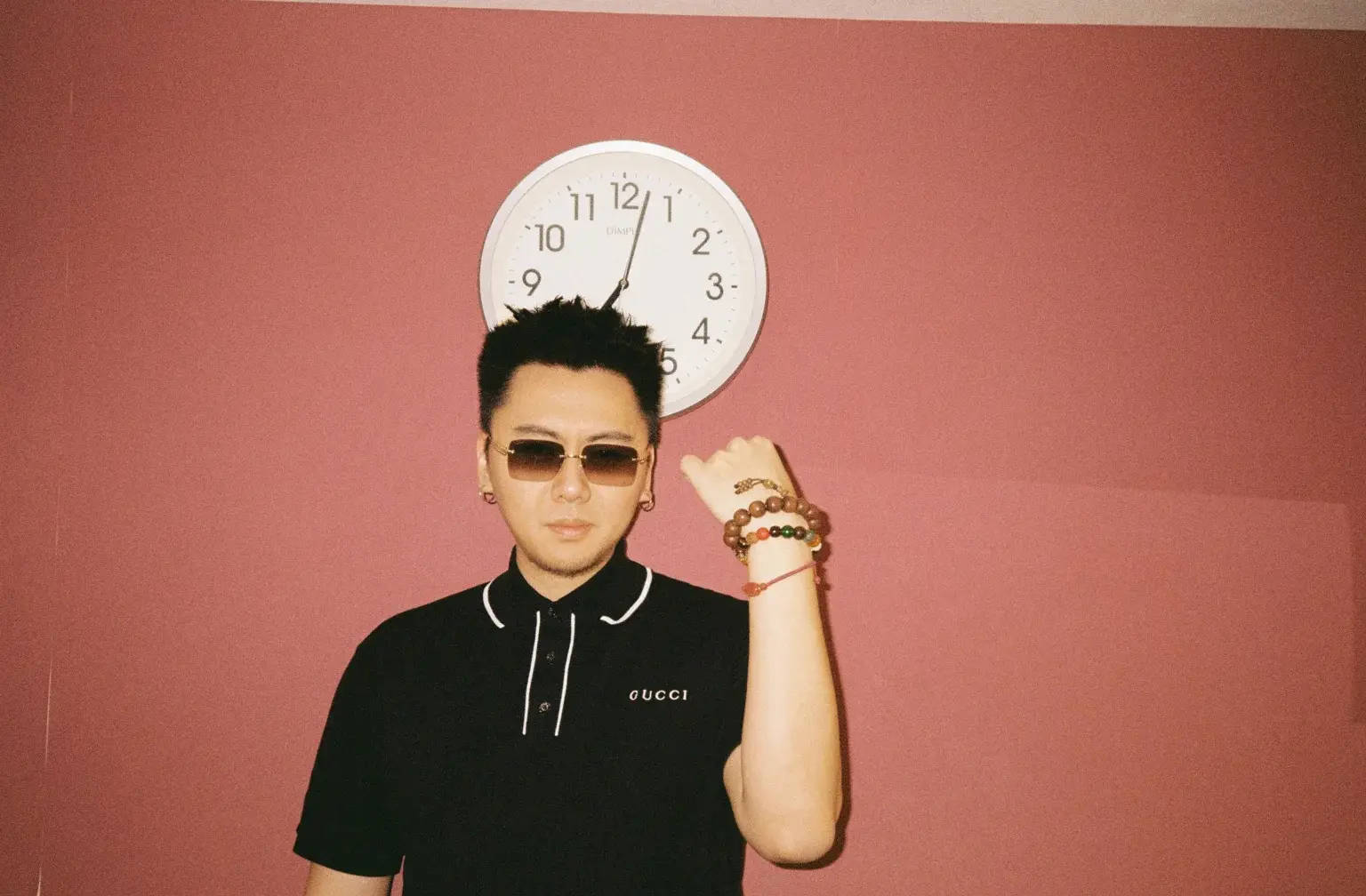 《八方来财》说唱歌手揽佬回应“睡粉”：那是他朋友们的荣幸